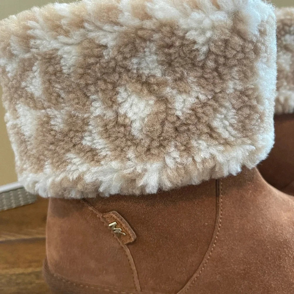 MICHAEL KORS Logo Sherpa and Suede Boot size 5 - Picture 8 of 10